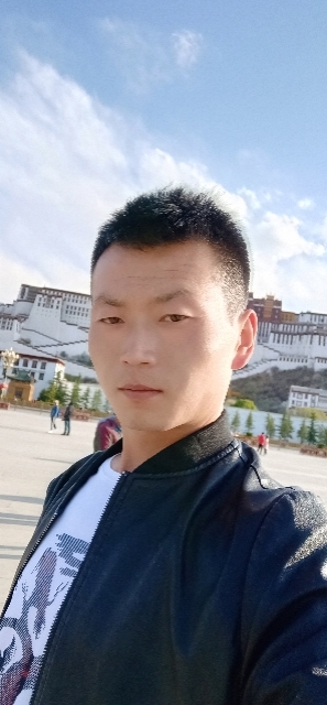 阳光下的小草的第一张照片--东莞相亲服务中心